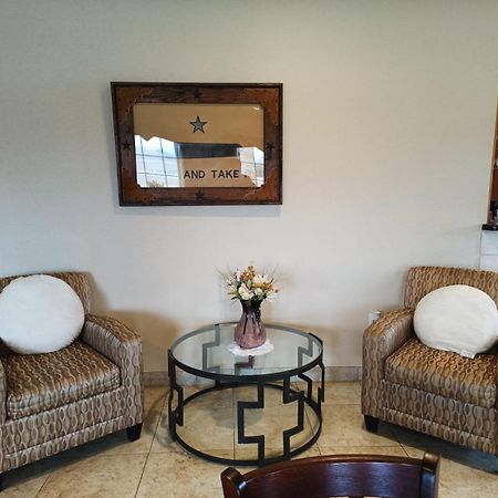 Westwood Inn By Oyo Gonzales Tx Esterno foto