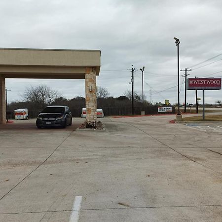 Westwood Inn By Oyo Gonzales Tx Esterno foto