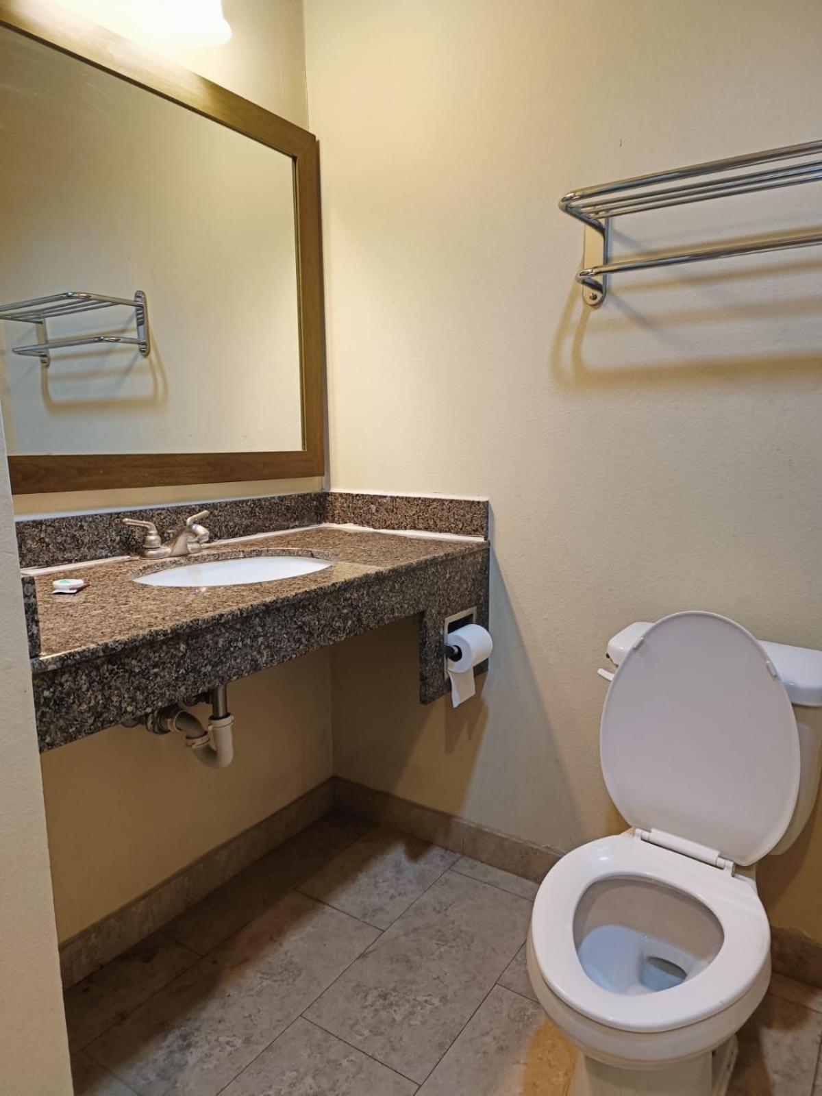 Westwood Inn By Oyo Gonzales Tx Esterno foto