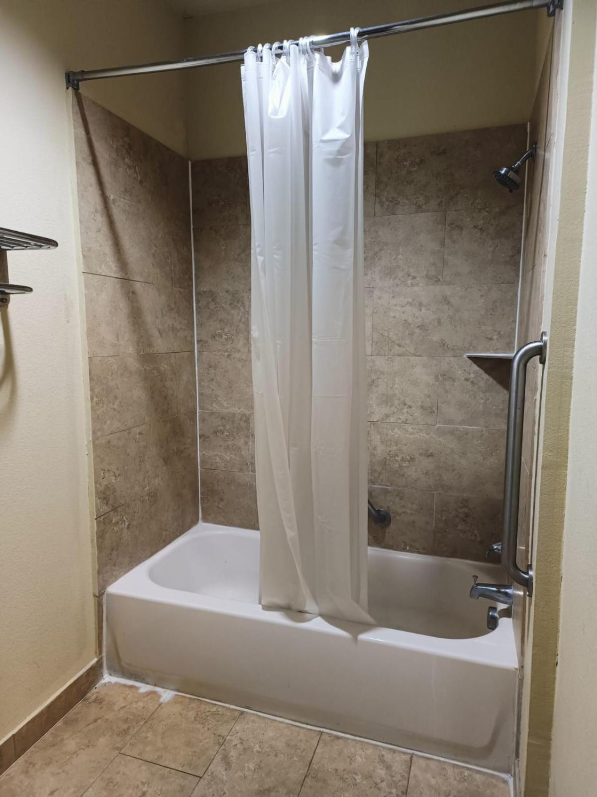 Westwood Inn By Oyo Gonzales Tx Esterno foto