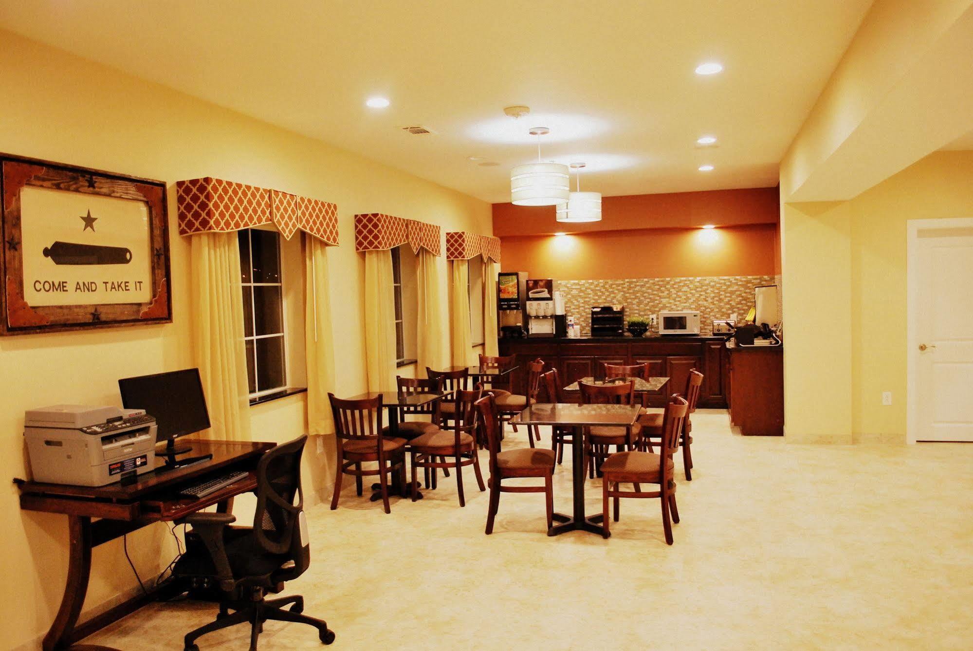 Westwood Inn By Oyo Gonzales Tx Esterno foto