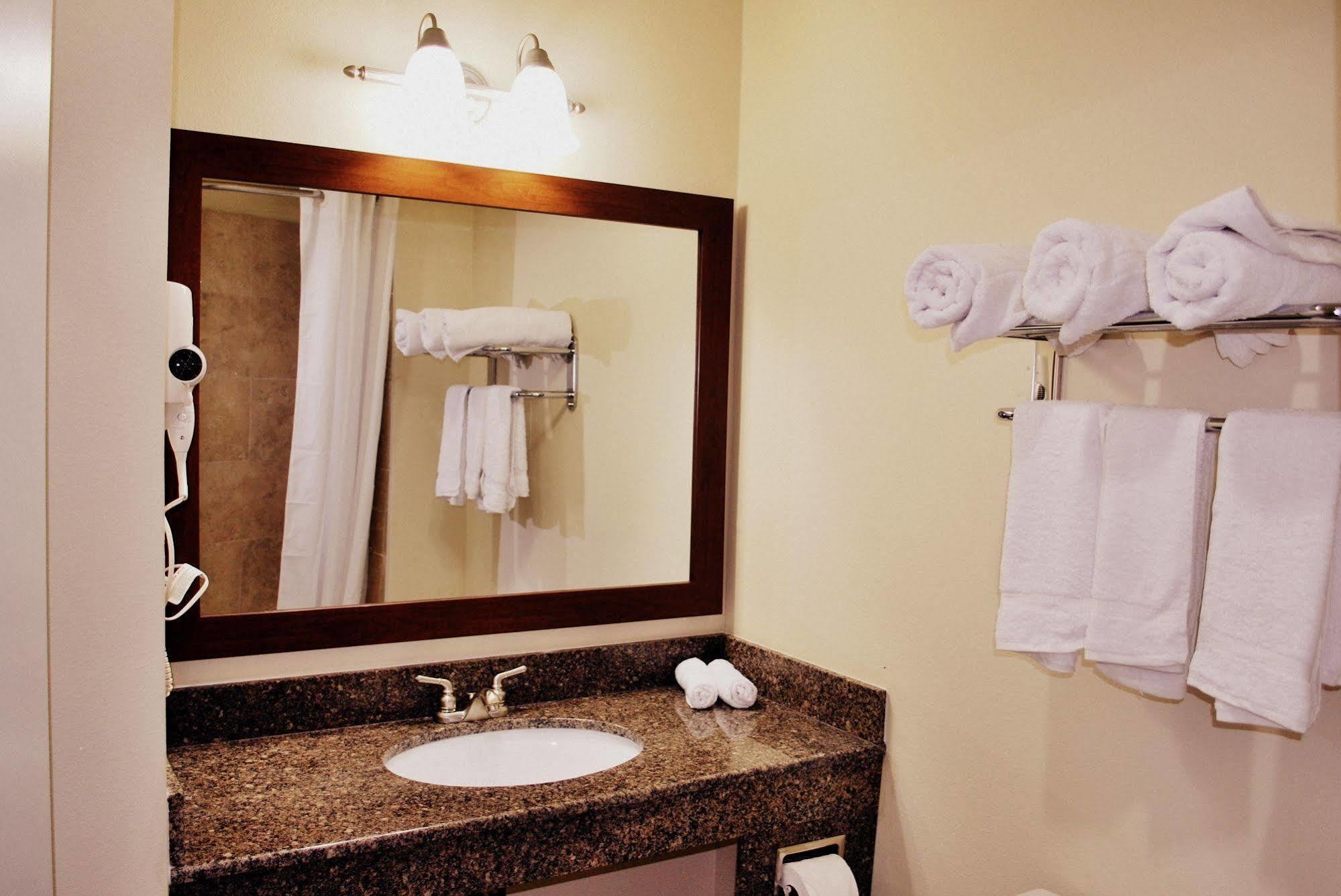 Westwood Inn By Oyo Gonzales Tx Esterno foto