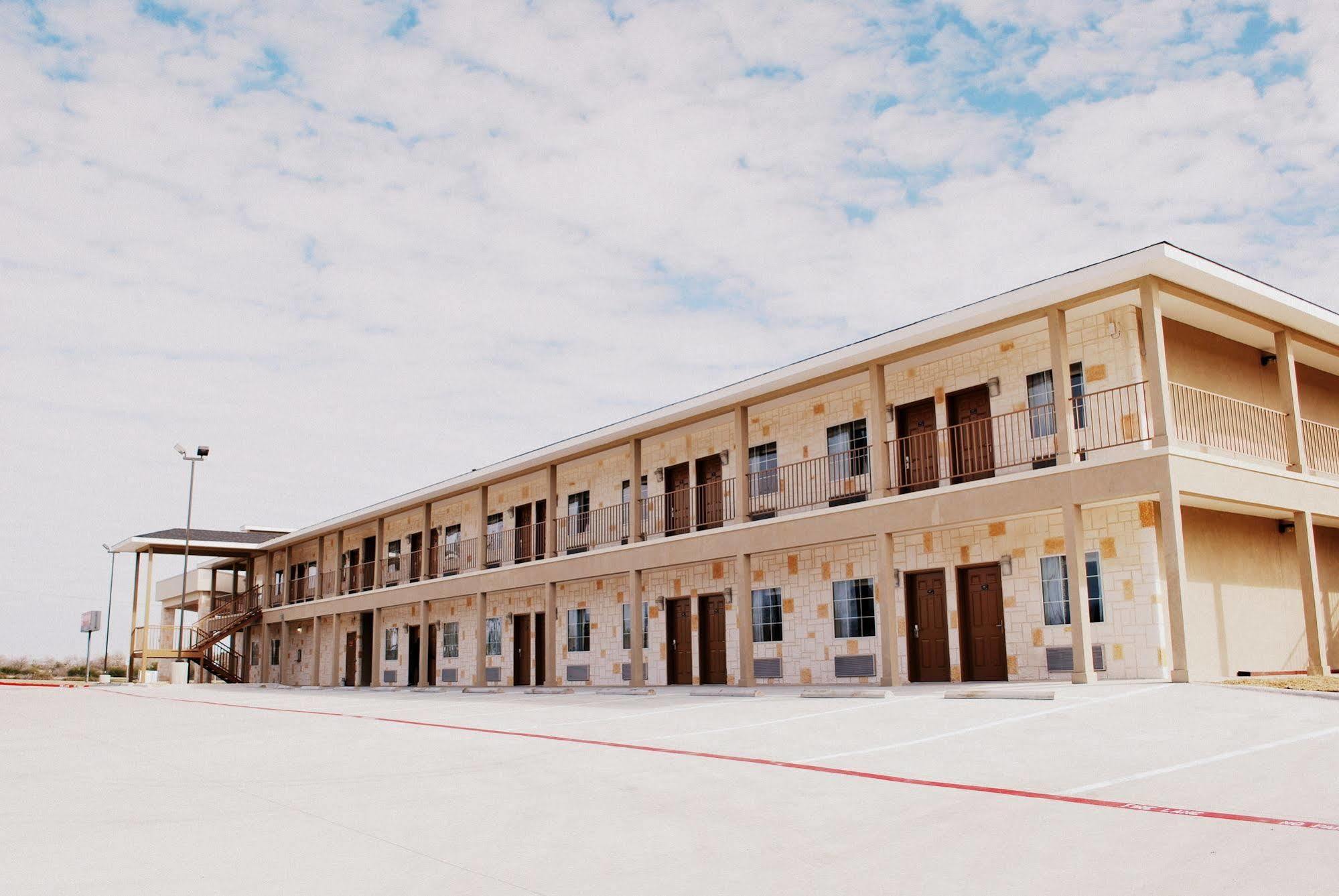 Westwood Inn By Oyo Gonzales Tx Esterno foto