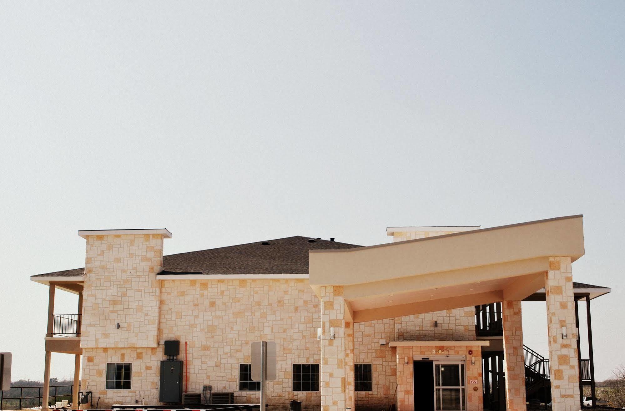 Westwood Inn By Oyo Gonzales Tx Esterno foto