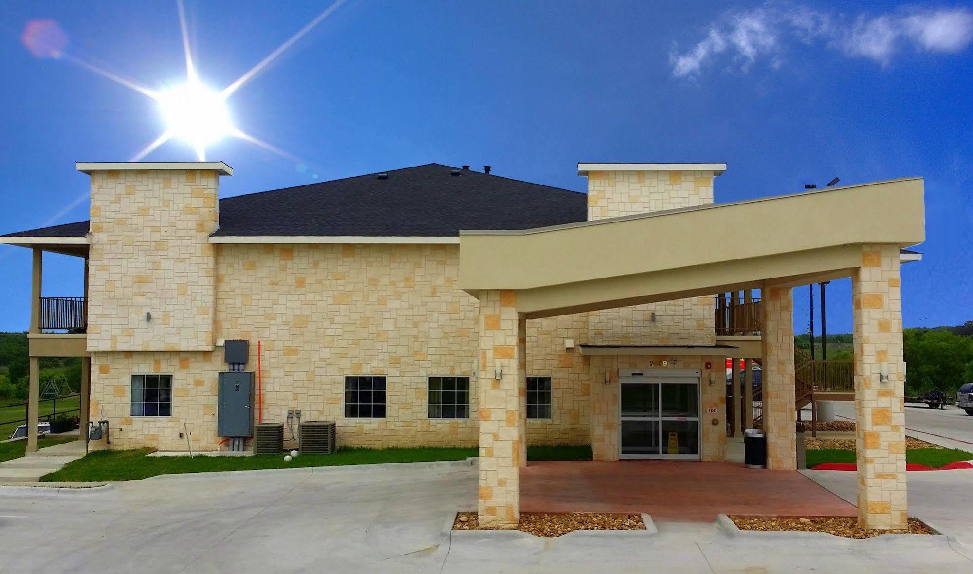 Westwood Inn By Oyo Gonzales Tx Esterno foto